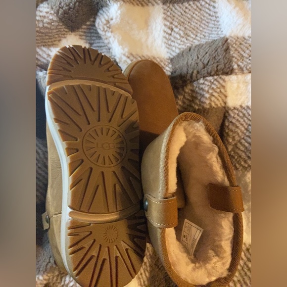 Fresh pair of Uggs!! - Picture 1 of 4